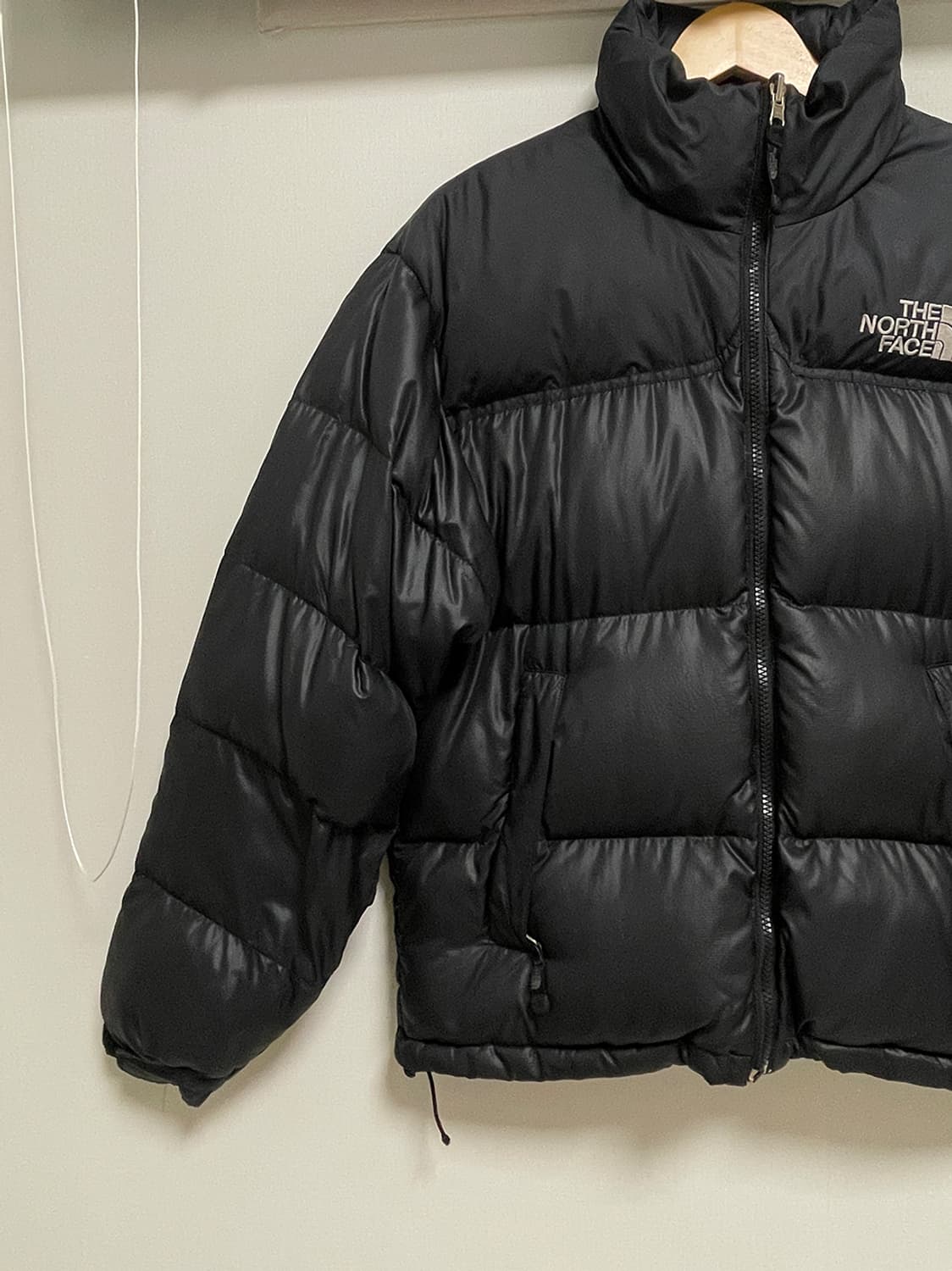 노스페이스 눕시 700 올 블랙 패딩 자켓 상품이미지2