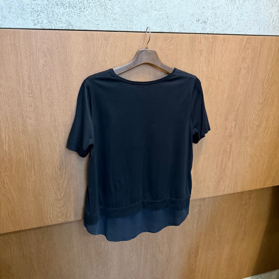 코스 라운드넥 반팔 티셔츠 밑단 실크 레이어드 디테일 루즈핏 블랙 상품이미지2