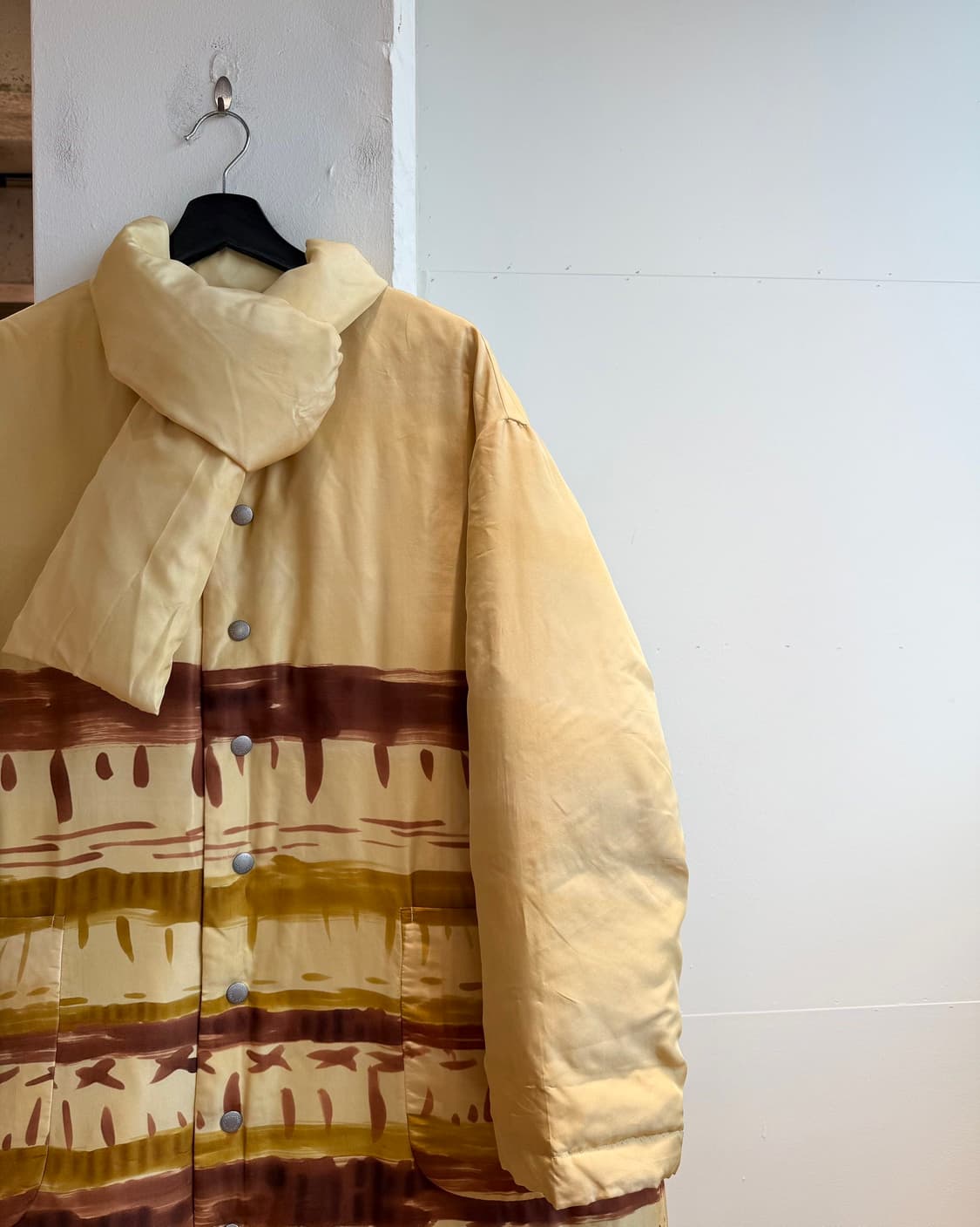 하이 스포팅 기어 베이지 페인팅 넥머플러 점퍼  상품이미지5