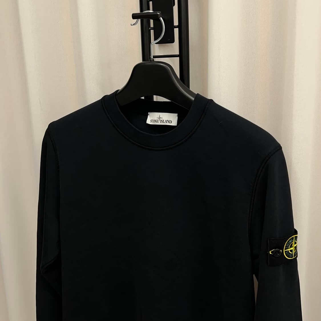 스톤아일랜드 와펜 맨투맨 블랙 (L) 상품이미지5