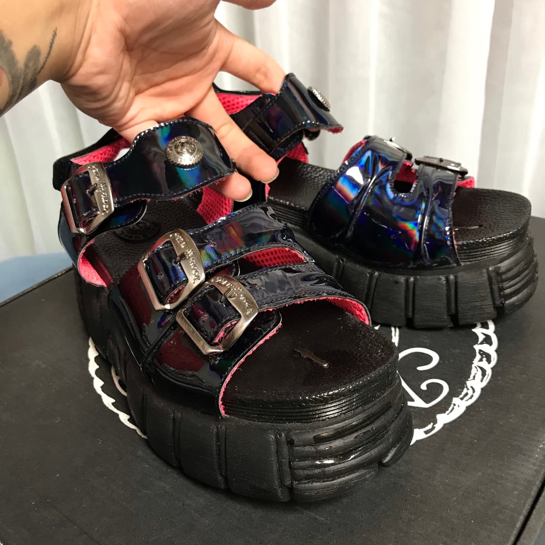 뉴락 에나멜 홀로그램 샌들 상품이미지2