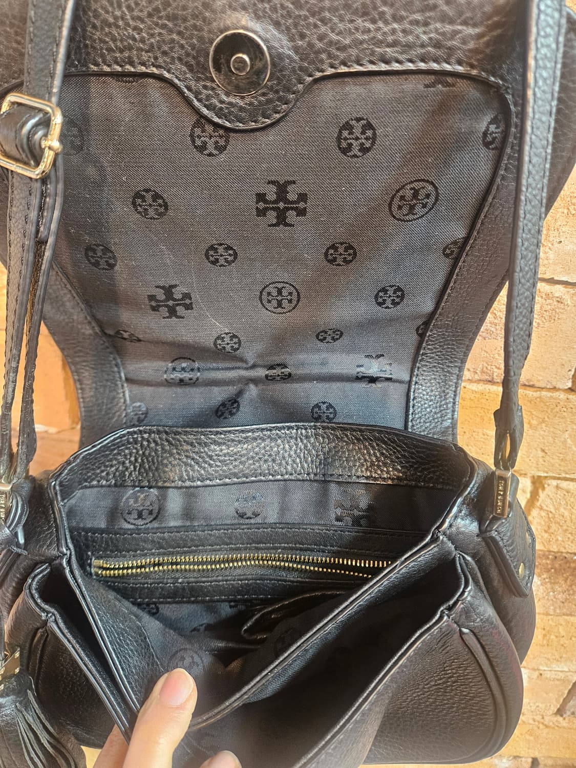 토리버치 블랙 가죽 크로스백 상품이미지5