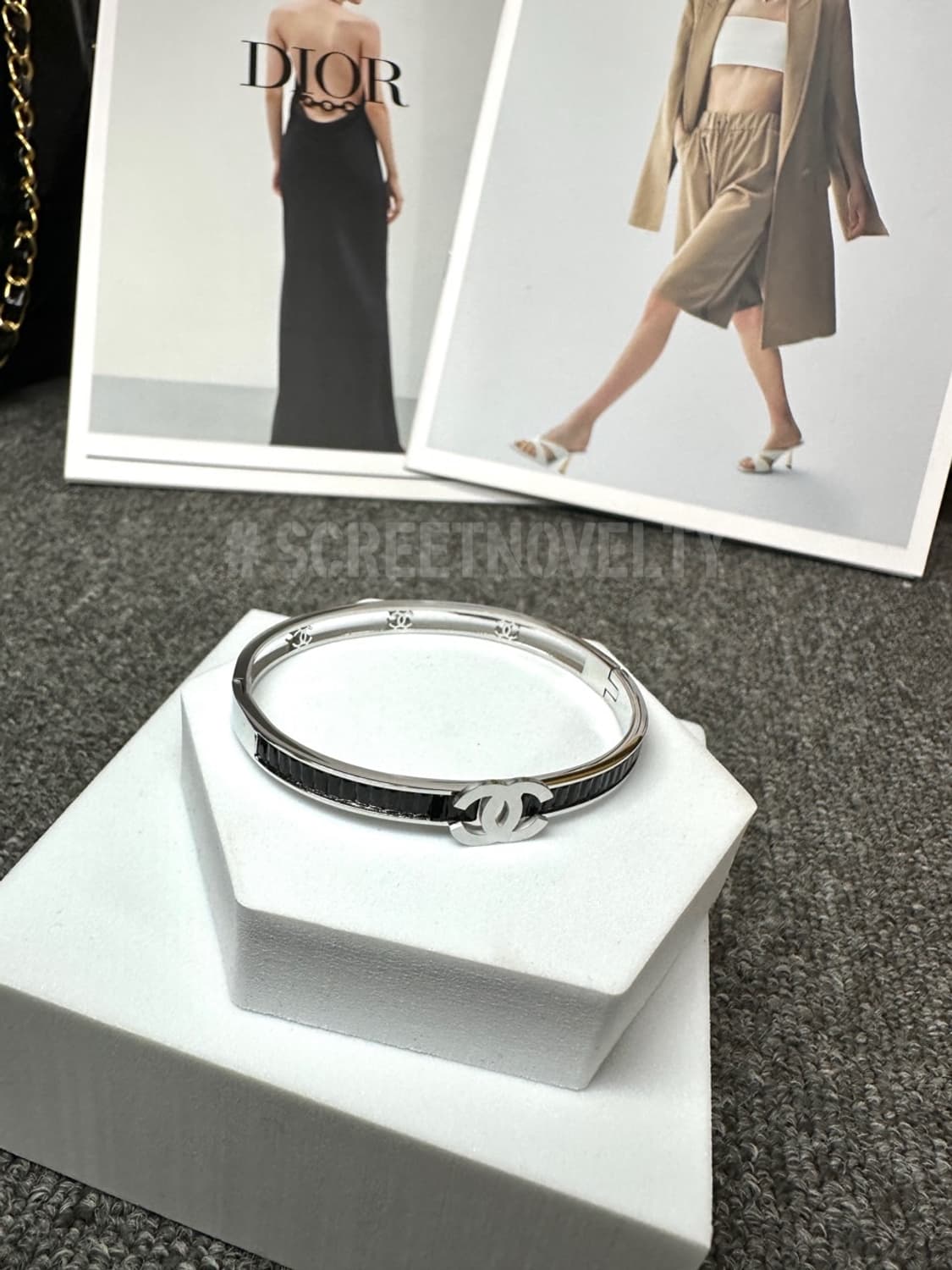 샤넬 블랙 & 실버 로고 팔찌 상품이미지2