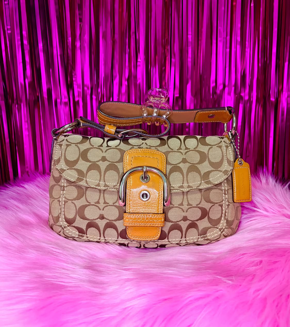 💛인기템) Coach 코치 시그니처 숄더백 허니옐로우 상품이미지1