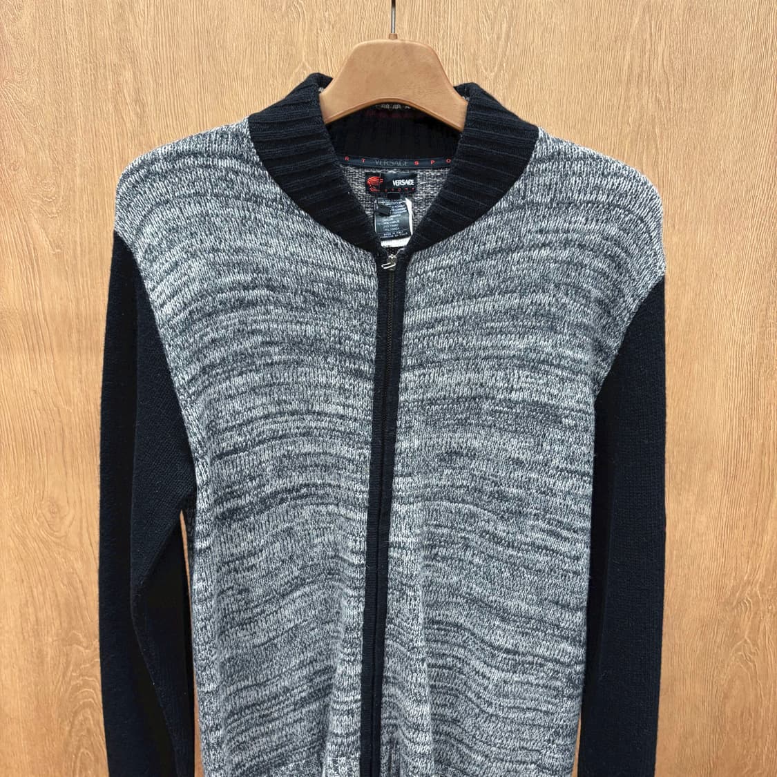 베르사체 긴팔 니트 집업 스탠드 카라 투톤 배색 슬리브 로고 자수 블랙 상품이미지4