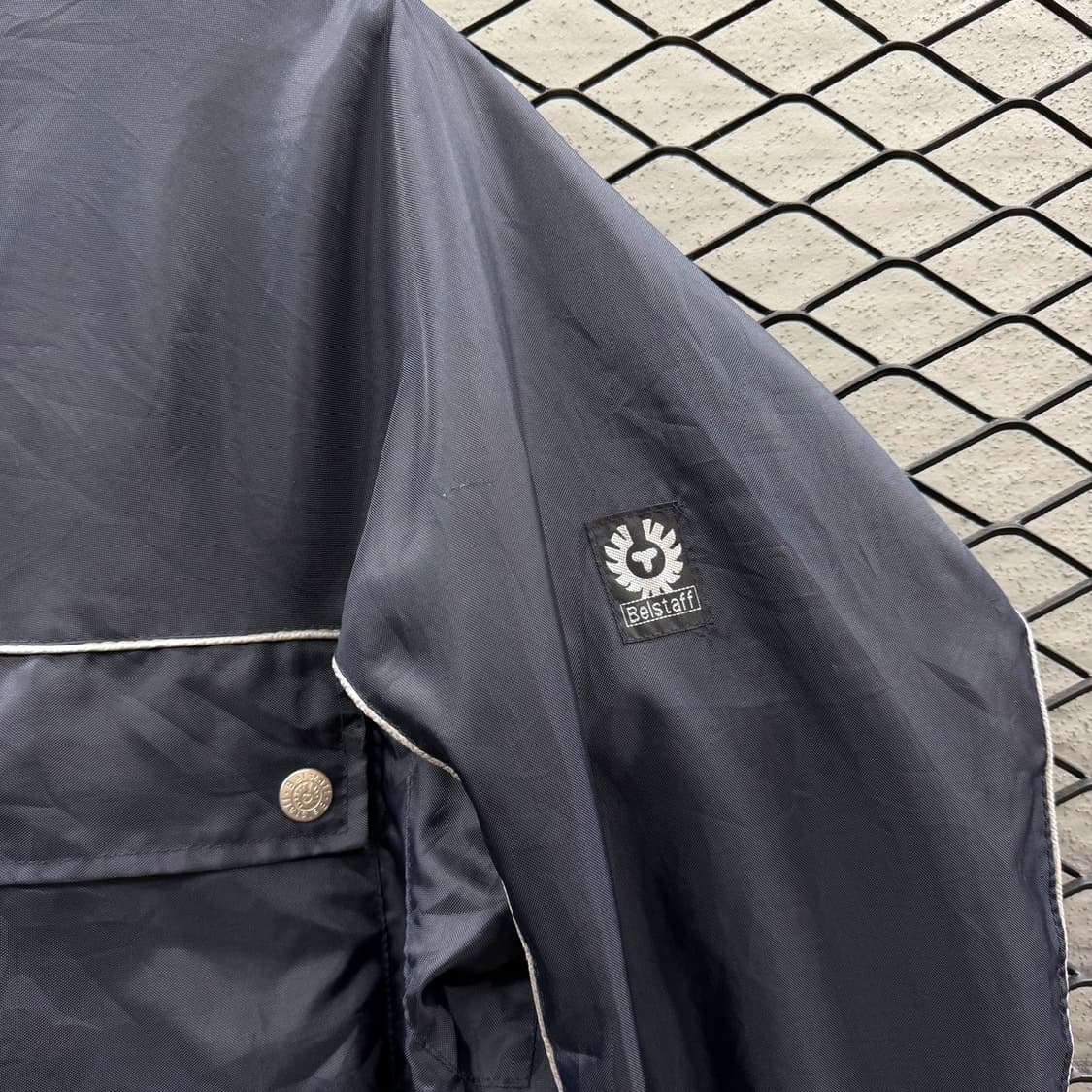 벨스타프 클래식 라이더자켓 멀티포켓 로고패치 펄감 디테일 네이비 상품이미지6