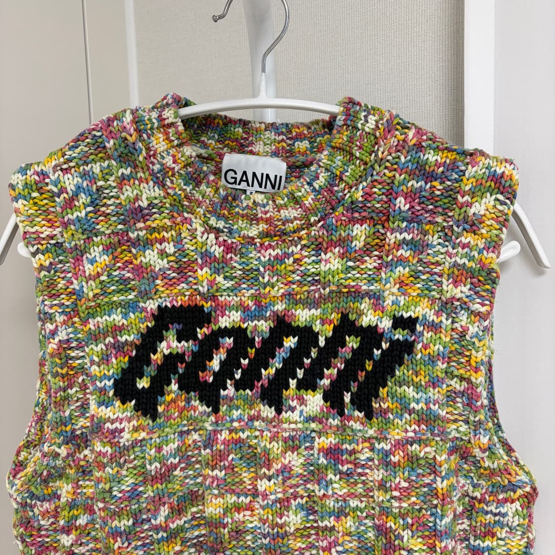 가니 GANNI 베스트 니트 조끼 제니 착용 상품이미지2