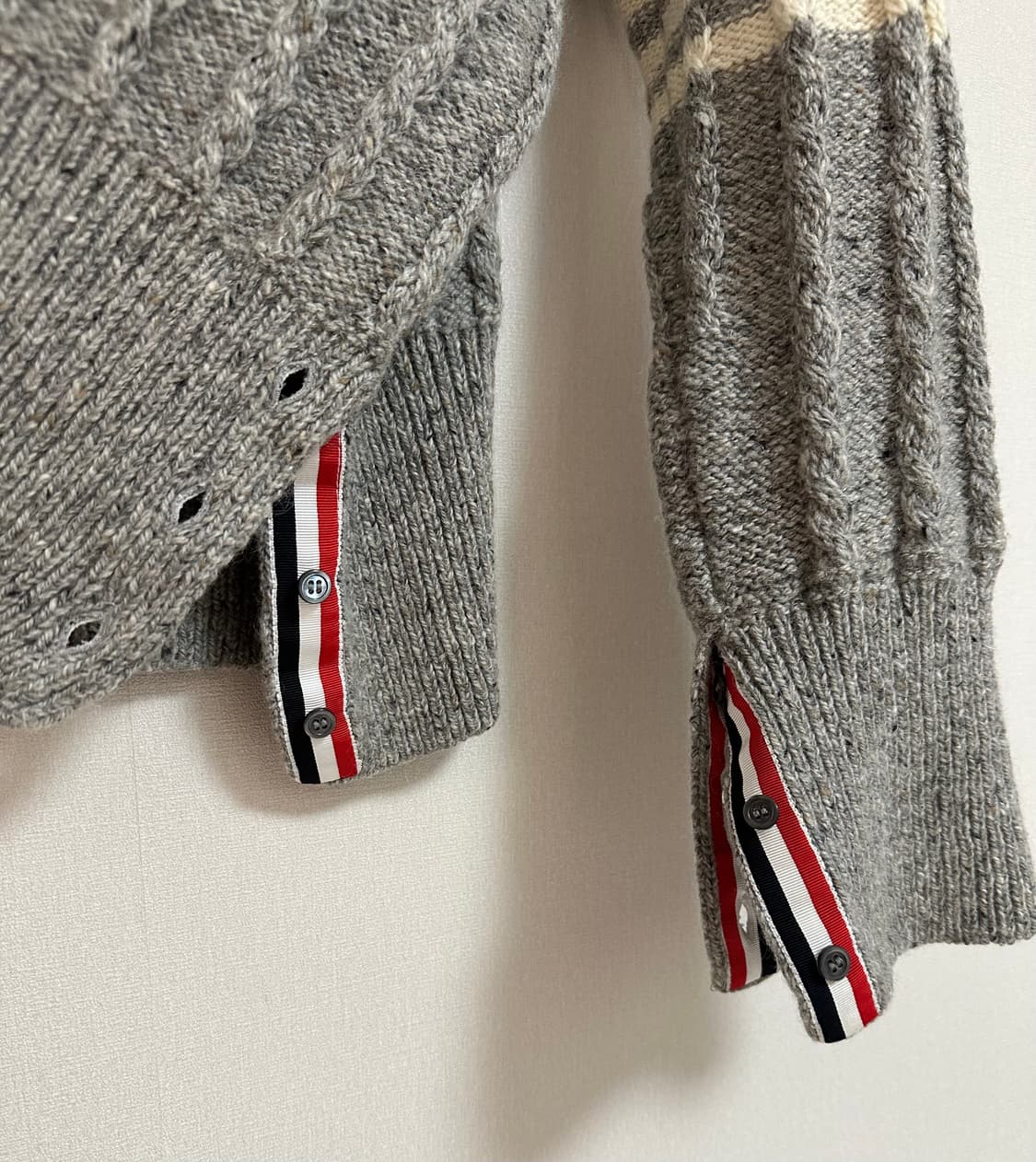 [4size] 톰브라운 23FW 모헤어 아란케이블 가디건 그레이 상품이미지6