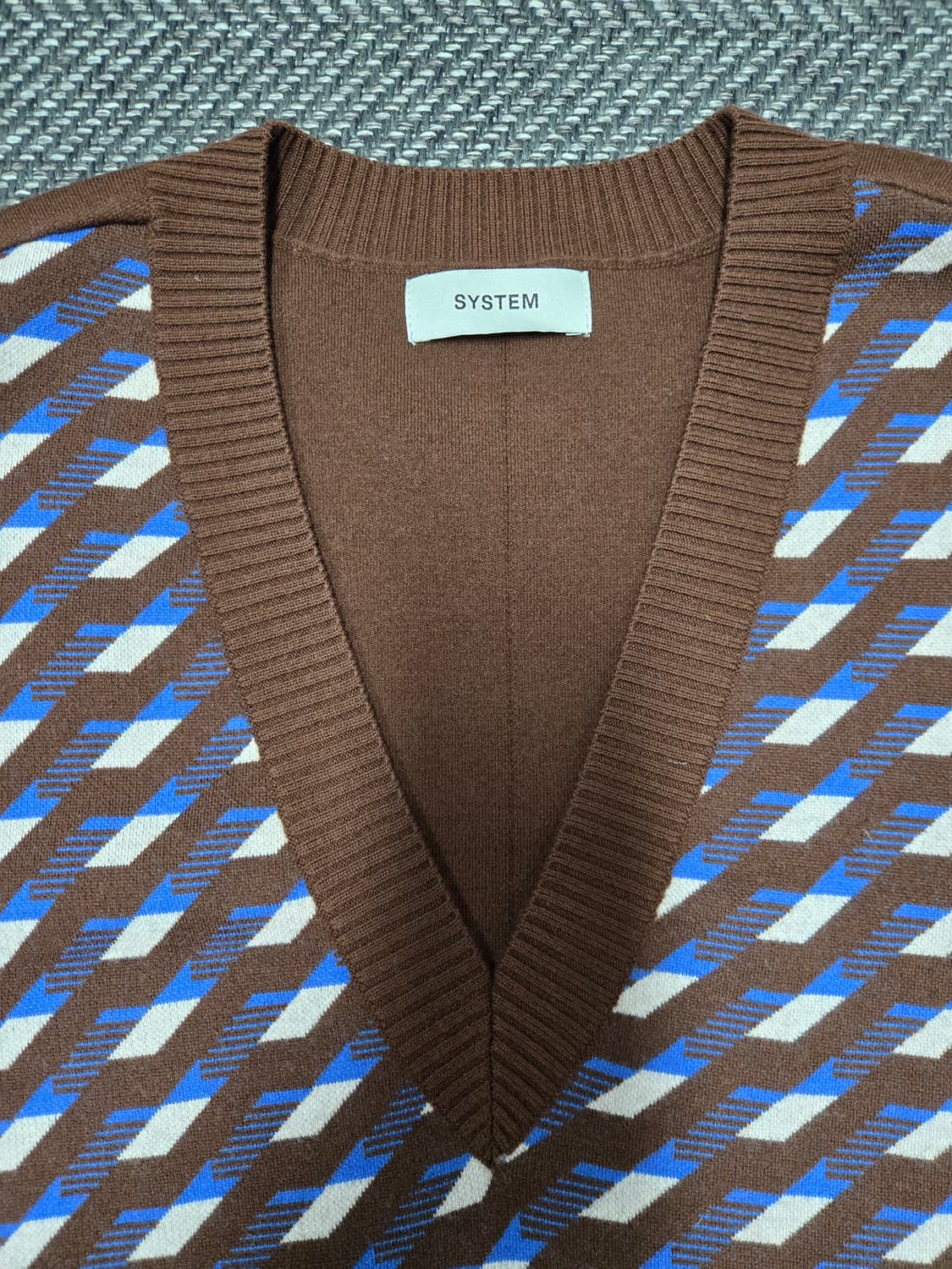 한섬 시스템 22ssSYSTEM 브랜드의 브라운 컬러 패턴 니트 베스트 상품이미지3