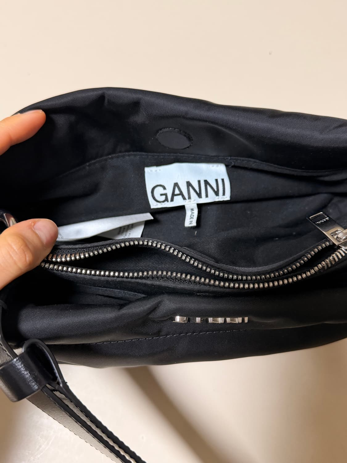 GANNI 가니 블랙 필로우 바게트백 상품이미지4