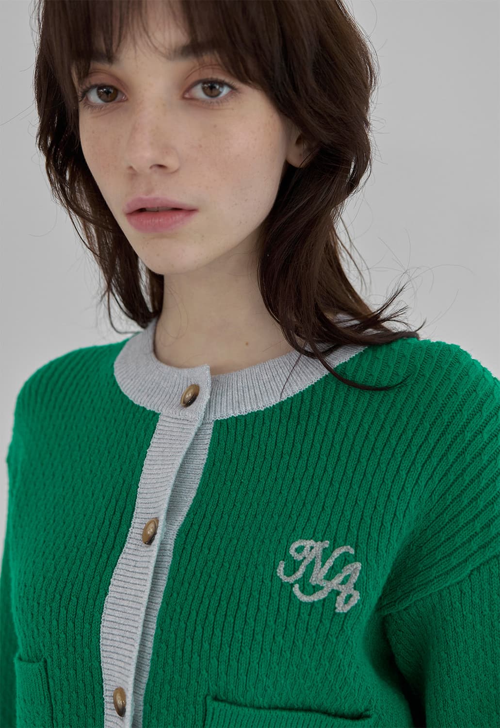 아뜰리에나인 프레피 배색 로고 자수 크롭 니트 가디건 F 상품이미지2