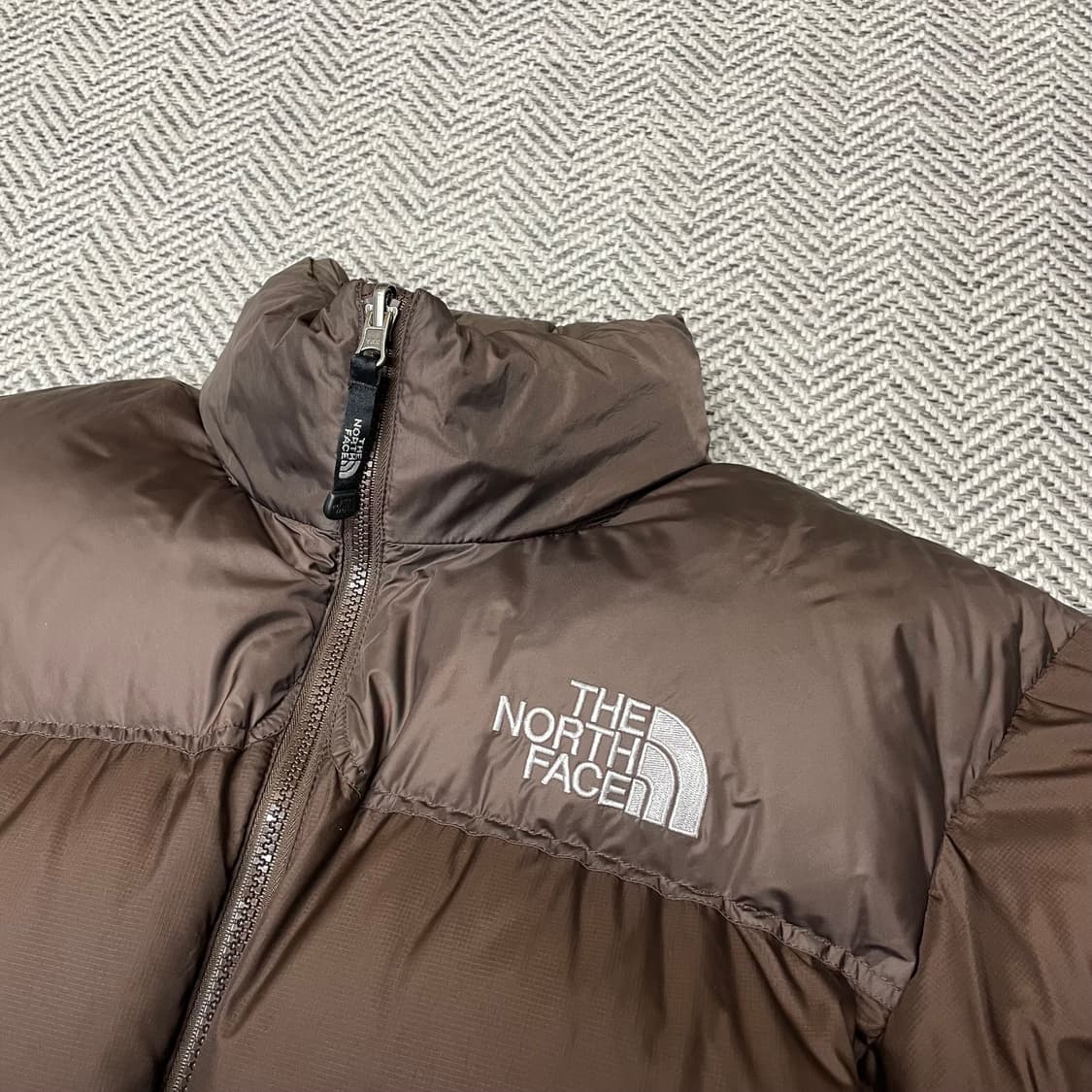 [M] 노스페이스 센터로고 무광 브라운 700 눕시 패딩 상품이미지3