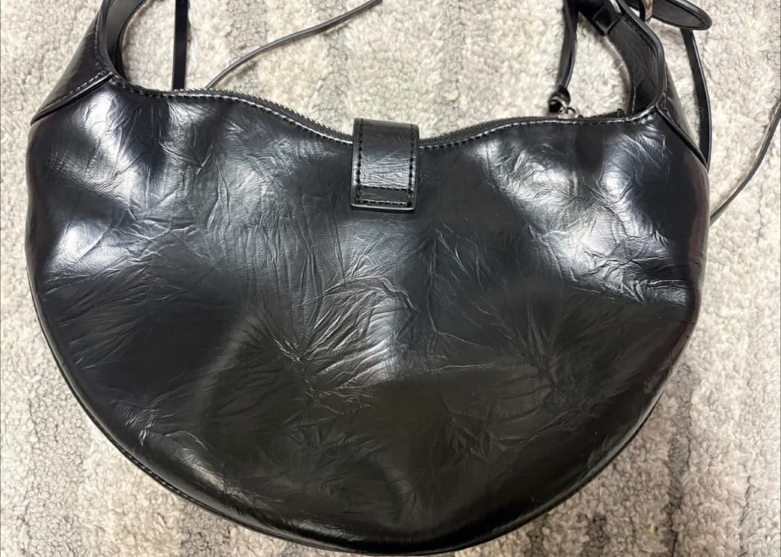 [JW PEI] Tessa 크러쉬드 숄더백 - 블랙 팝니다 상품이미지4