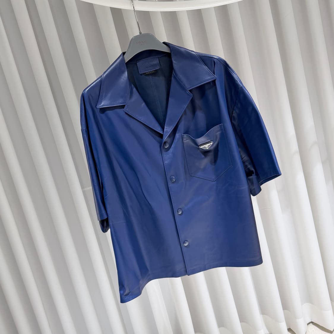 (A+/52) / 프라다 삼각로고 나파 레더 반팔 셔츠 애비에이션 블루 상품이미지3