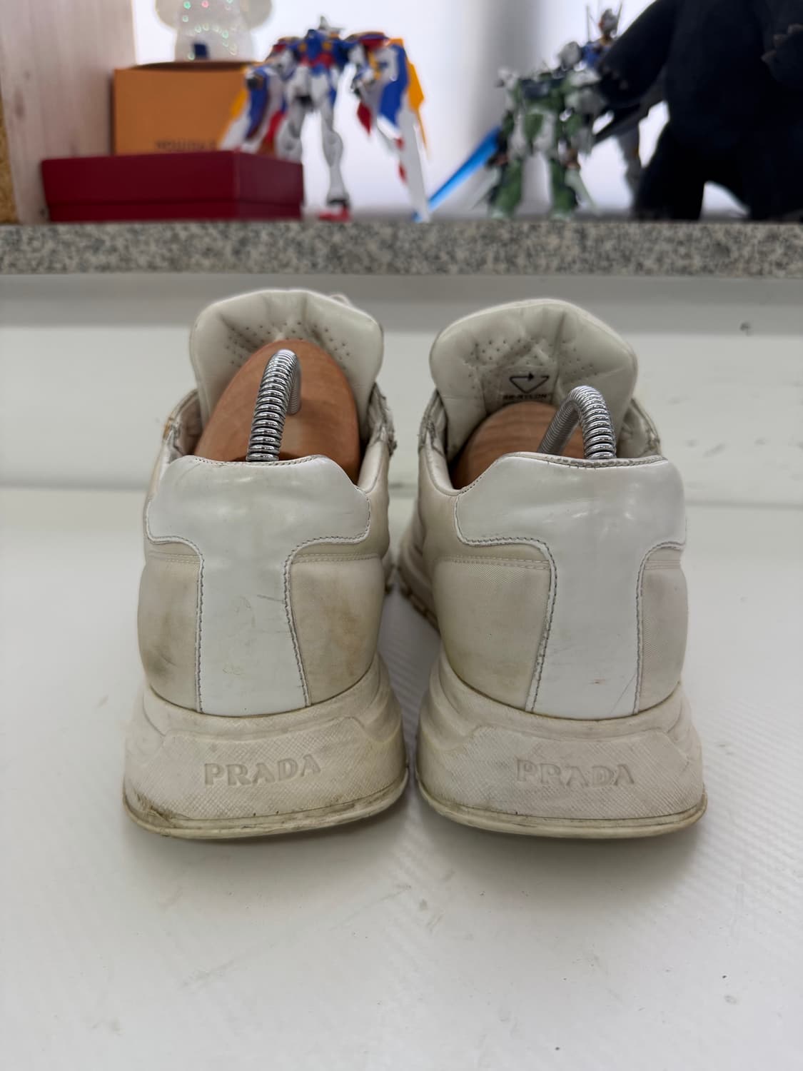 정품) 프라다 남성 리나일론 삼각로고 브러시드 레더 스니커즈 8  상품이미지5