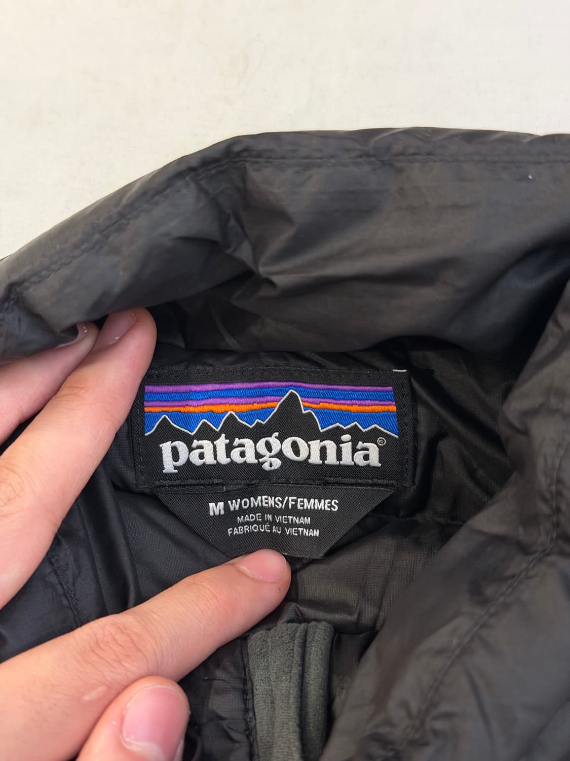 파타고니아 구스다운 경량패딩 조끼 블랙 상품이미지4