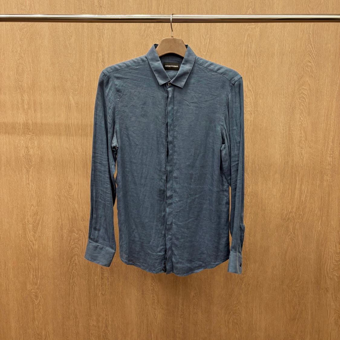 엠포리오 아르마니 린넨 블렌드 긴팔 셔츠 미니멀 히든 버튼 디테일 블루 상품이미지2