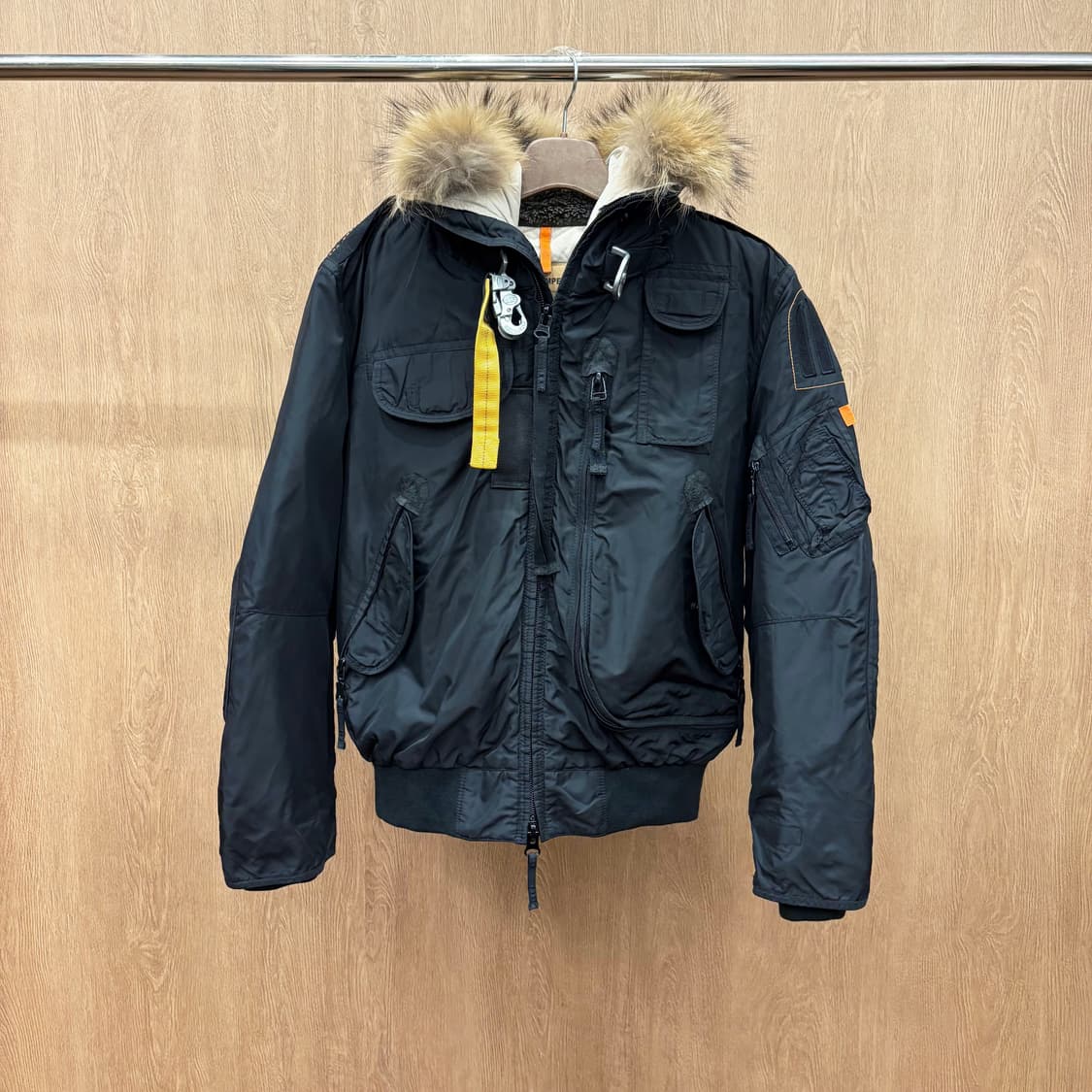 파라점퍼스 코디악 항공 다운 점퍼 퍼 트리밍 후드 멀티 포켓 디테일 블랙 상품이미지2