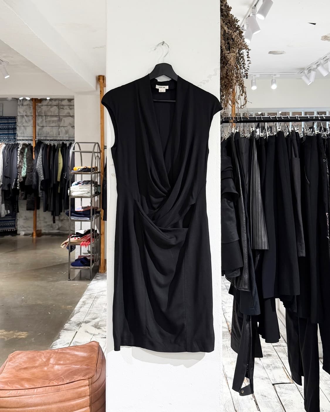 헬무트랭 블랙 게더링 랩 스타일 슬리브리스 롱 원피스 상품이미지1