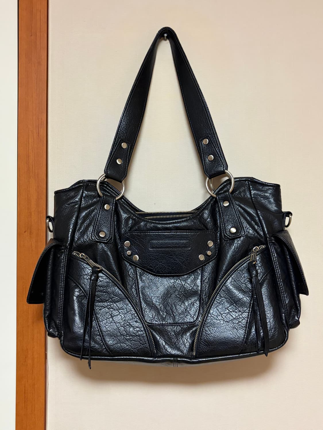 이우가마카라스 스터드 레더 숄더백 블랙 상품이미지3