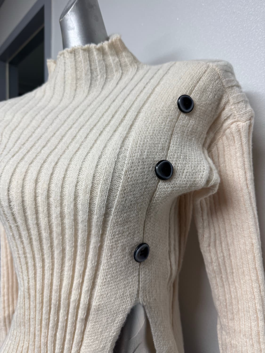 라떼갸루 트임 하이넥 버튼니트 상품이미지2