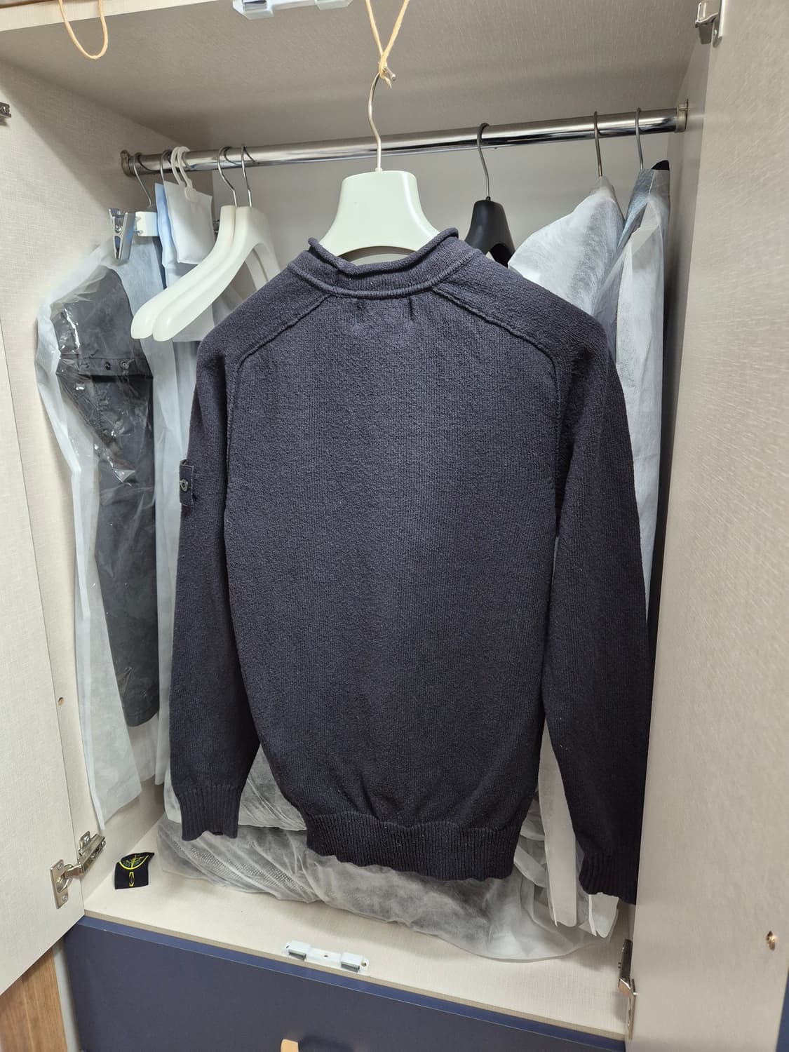 23SS스톤아일랜드 라운드넥 니트 90-S 블랙 상품이미지2