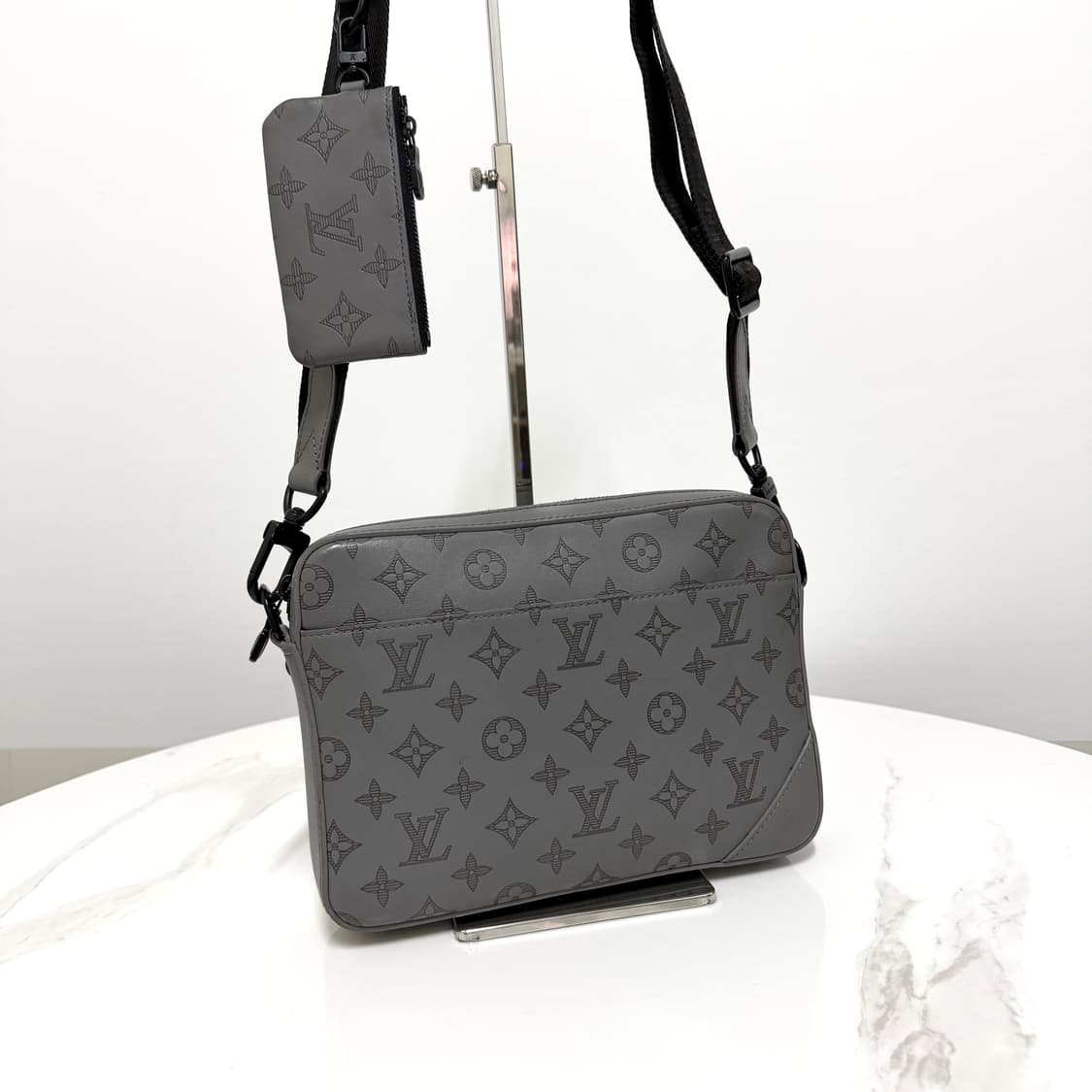 A / 루이비통 쉐도우 듀오 메신저백 그레이 상품이미지2