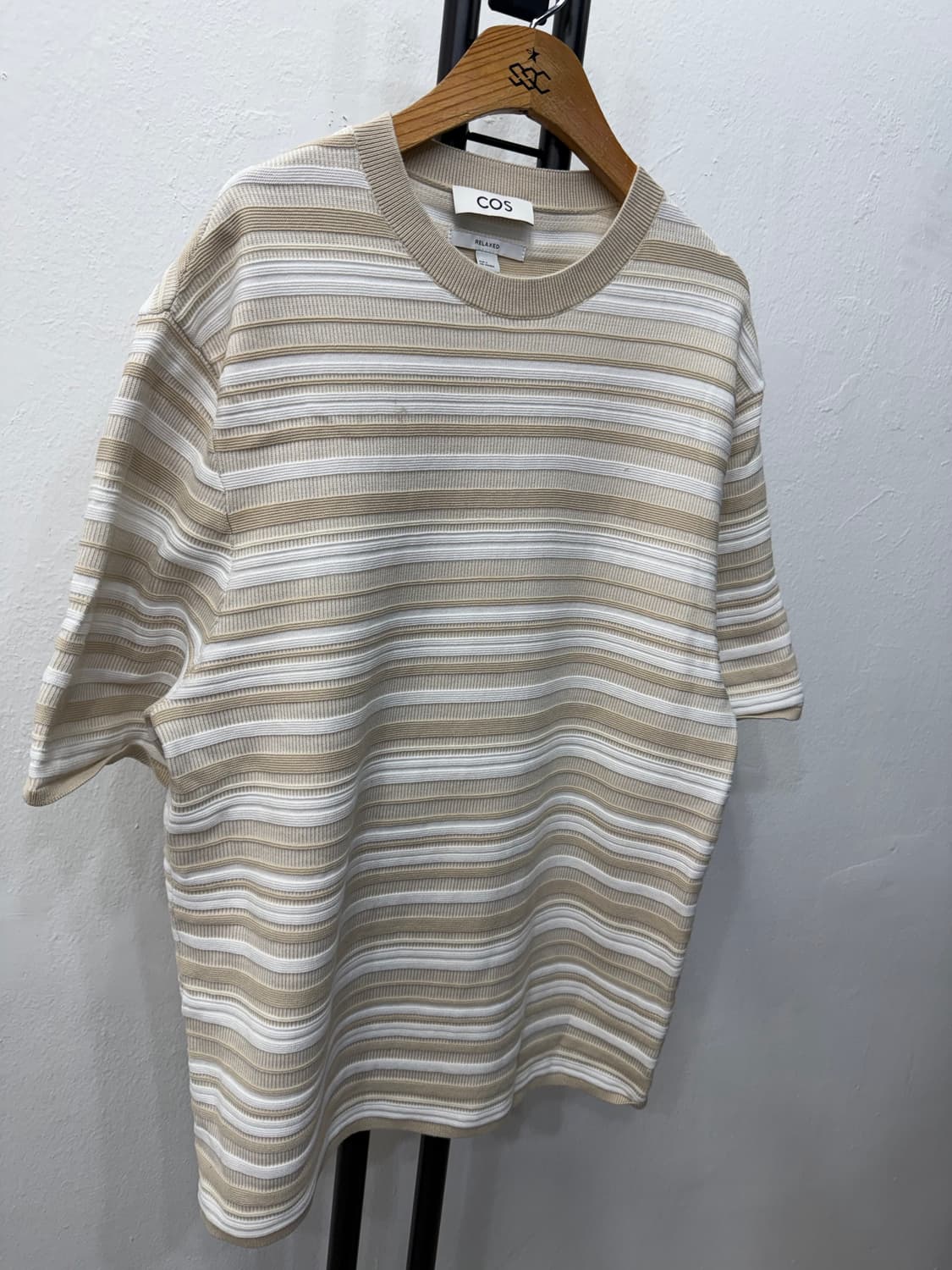 정품) COS 코스 남성 릭렉스핏 스트라이프 반팔 니트 S 상품이미지2