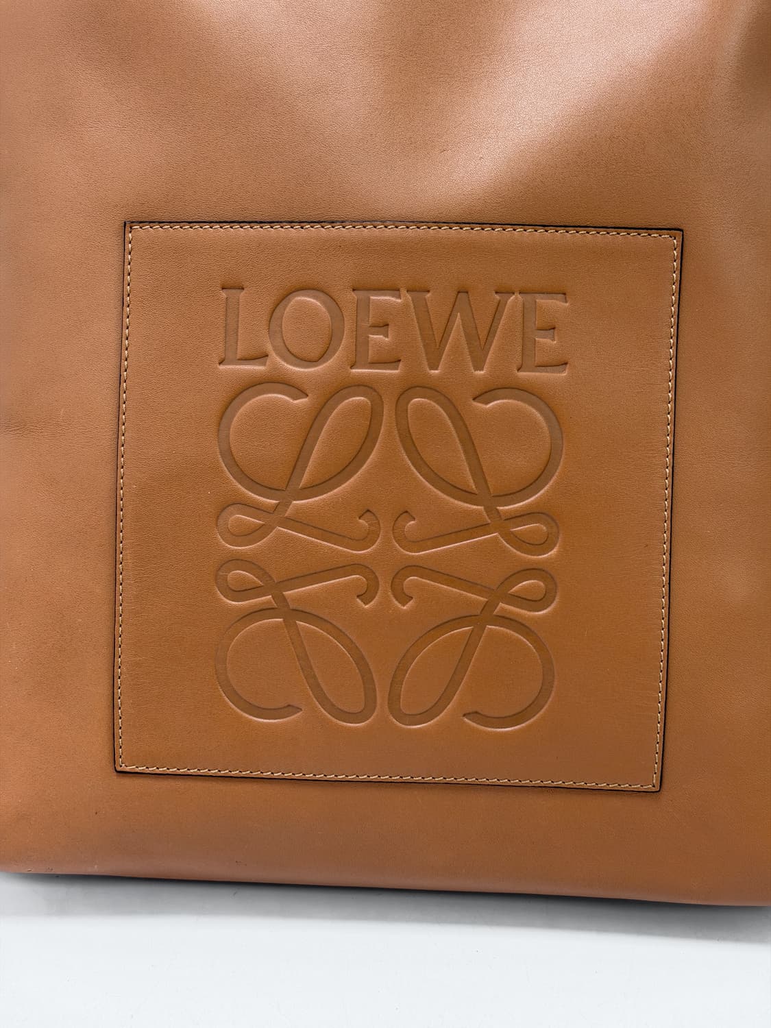 로에베 아나그램 레더 쇼퍼백 상품이미지4