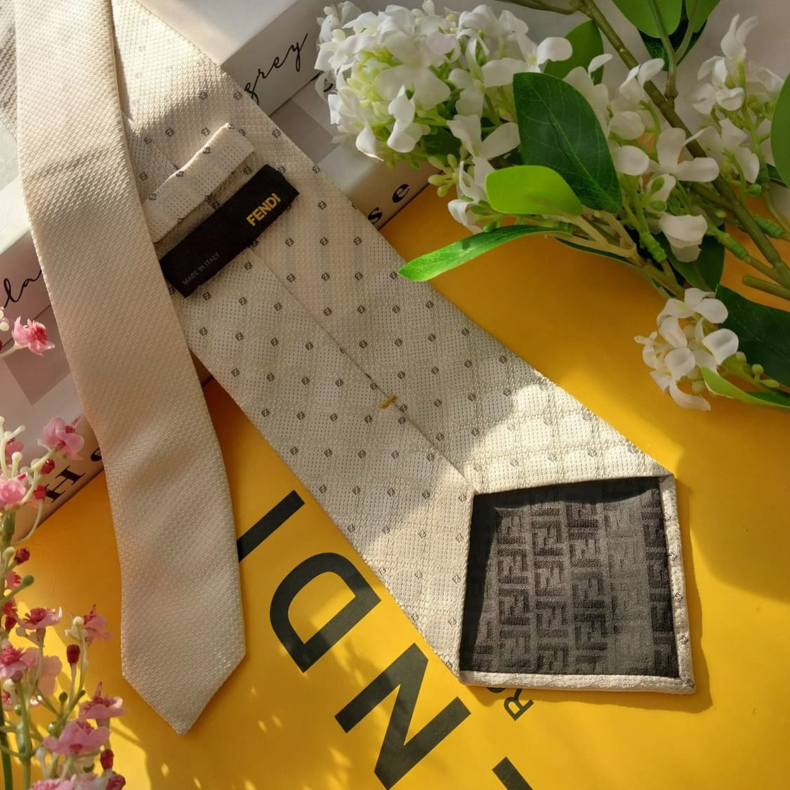 펜디 실크 화이트 자카드 로고 패턴 넥타이 9cm A+등급 K1502
 상품이미지6