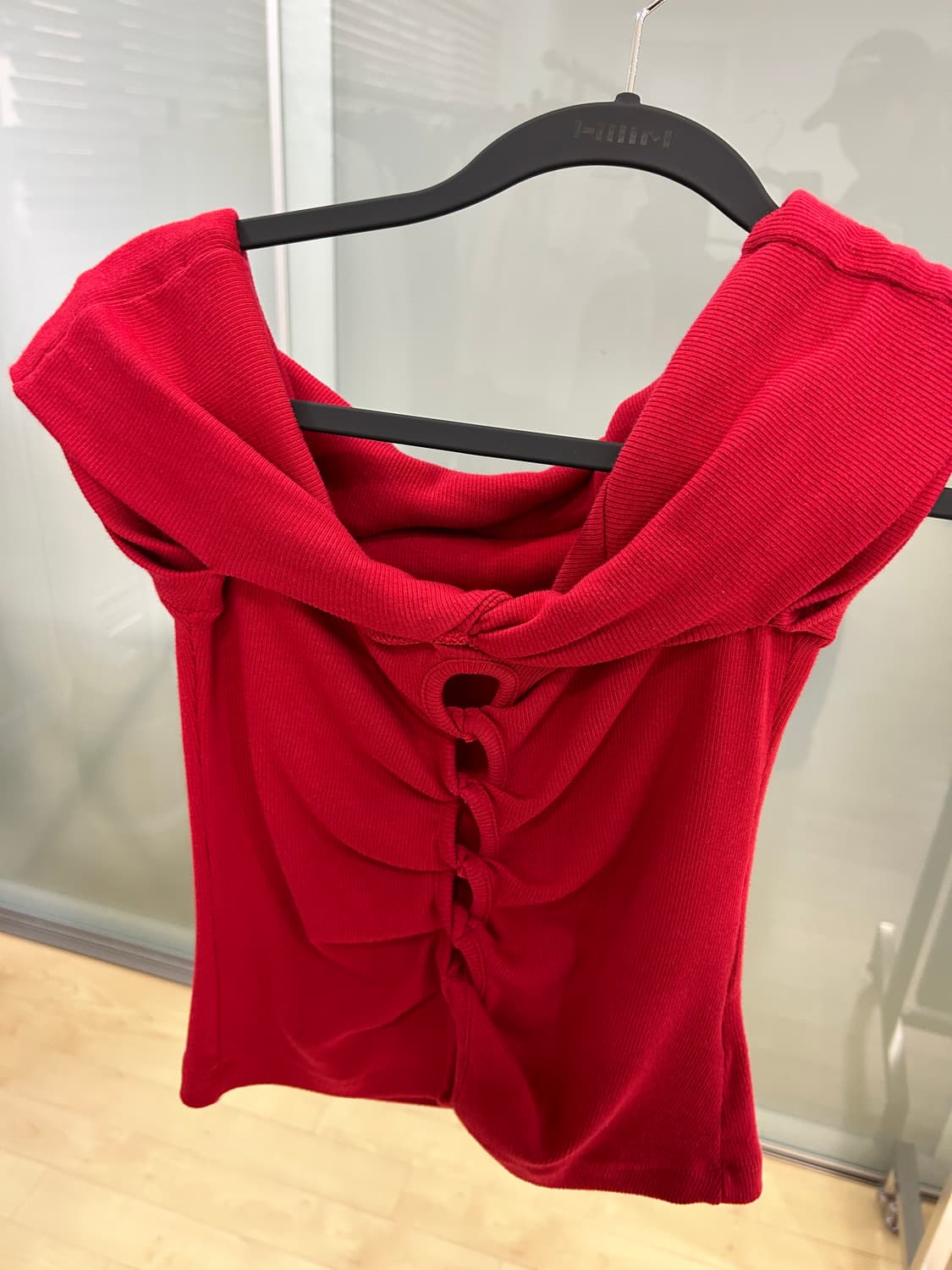 아수라 트위스트 오픈숄더 레드 티셔츠 상품이미지1