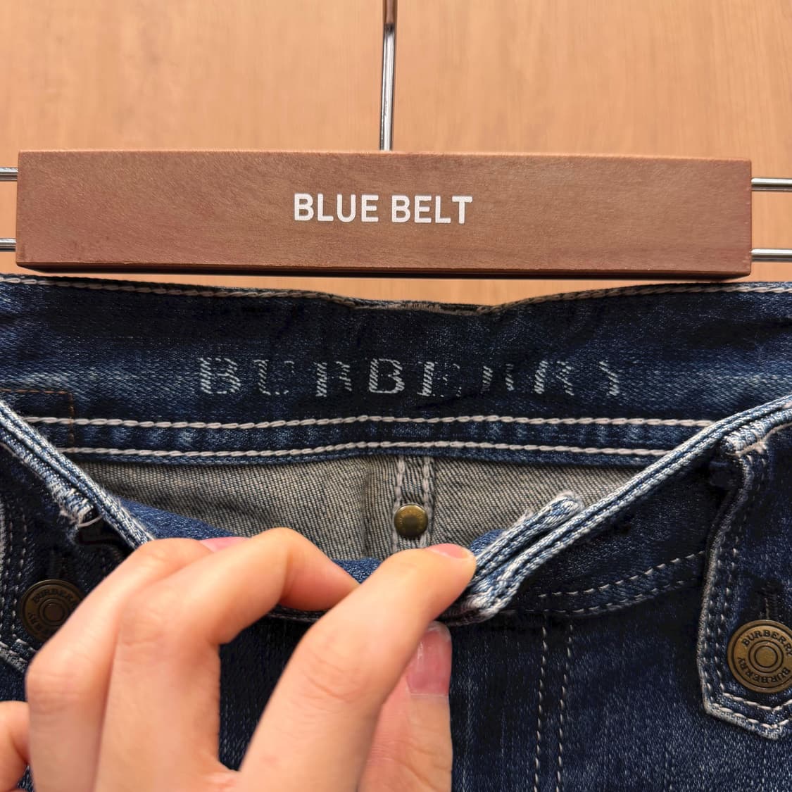 버버리 데님 팬츠 캣워싱 페이딩 버튼 탭 디테일 슬림 페이퍼드핏 중청 상품이미지8