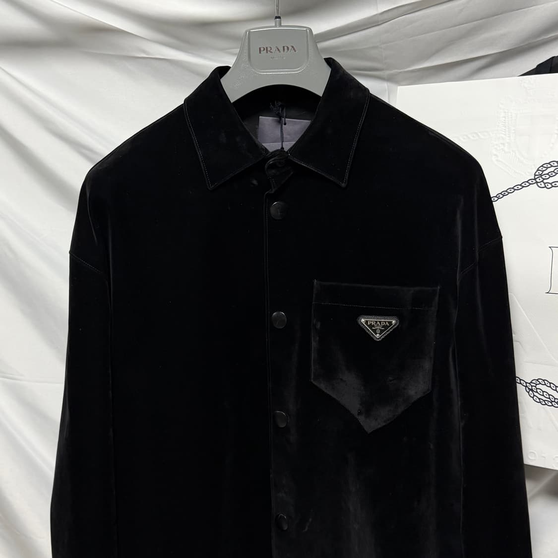 [S+급/오버핏M] 프라다 삼각로고 벨벳 셔츠 자켓 블랙 상품이미지2