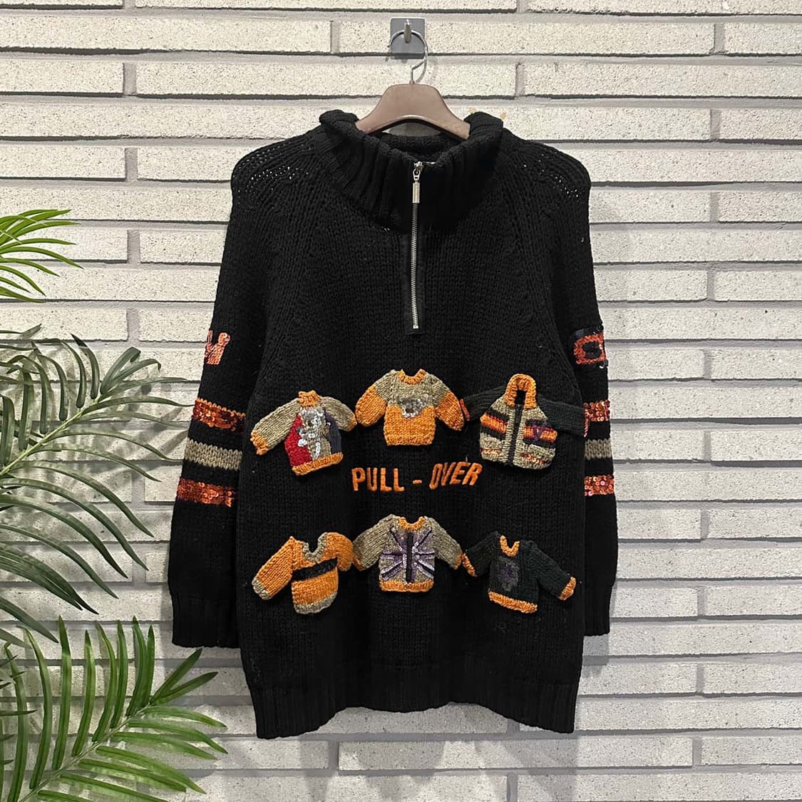 까스텔바작 하프 집업 니트 하이넥 니트 패치 스팽글 디테일 블랙 상품이미지1