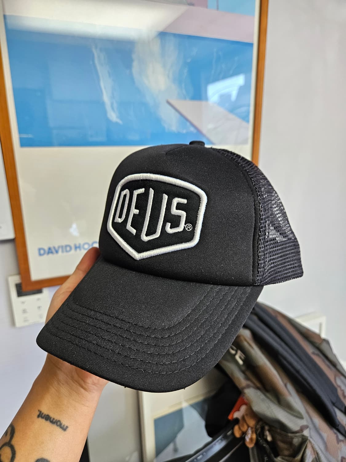 데우스 DEUS  쉴드 로고 메쉬트러커캡 블랙 상품이미지1