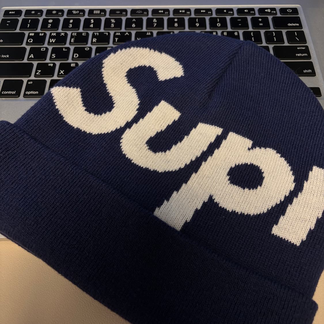 슈프림 빅 로고 비니 네이비 상품이미지1