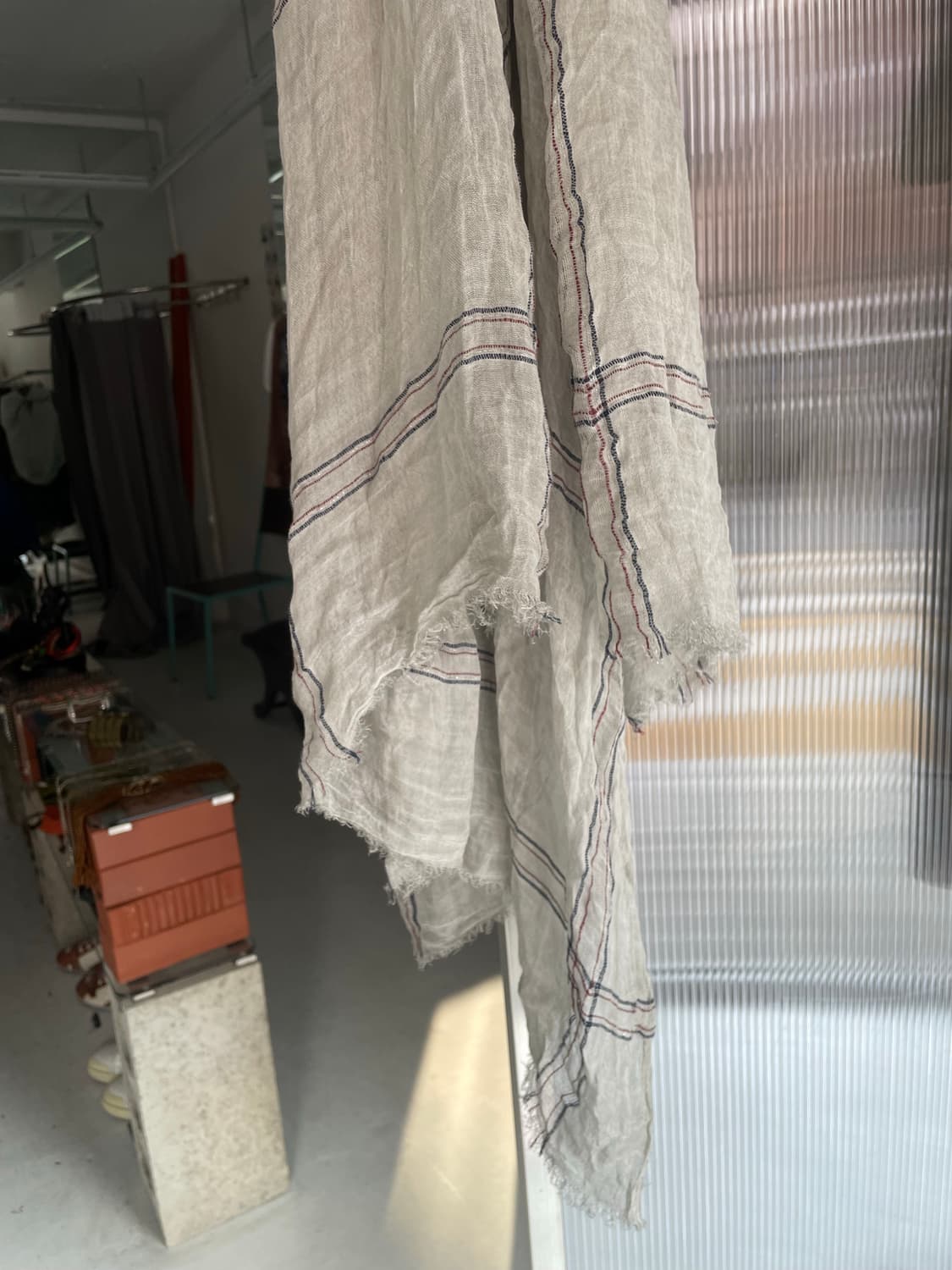 페일 그레이 체크 패턴 머플러 상품이미지4