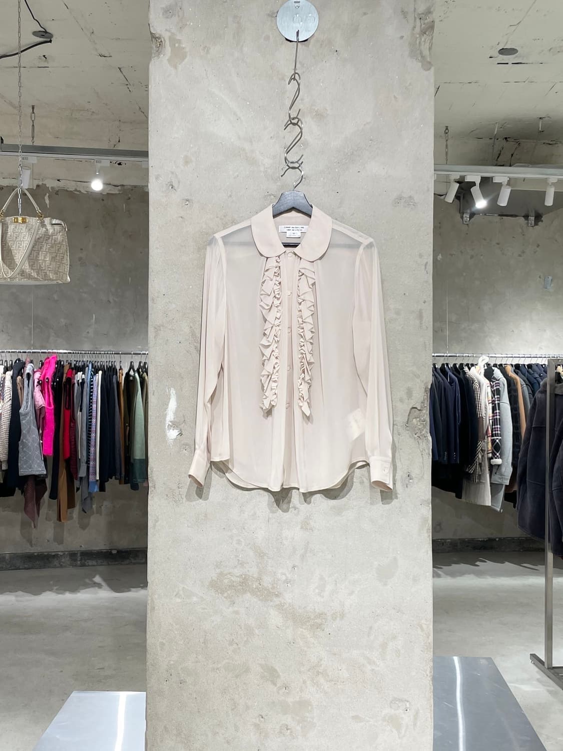 꼼데가르송 ad2024 라이트 베이지 러플 폴리에스터 셔츠 상품이미지1