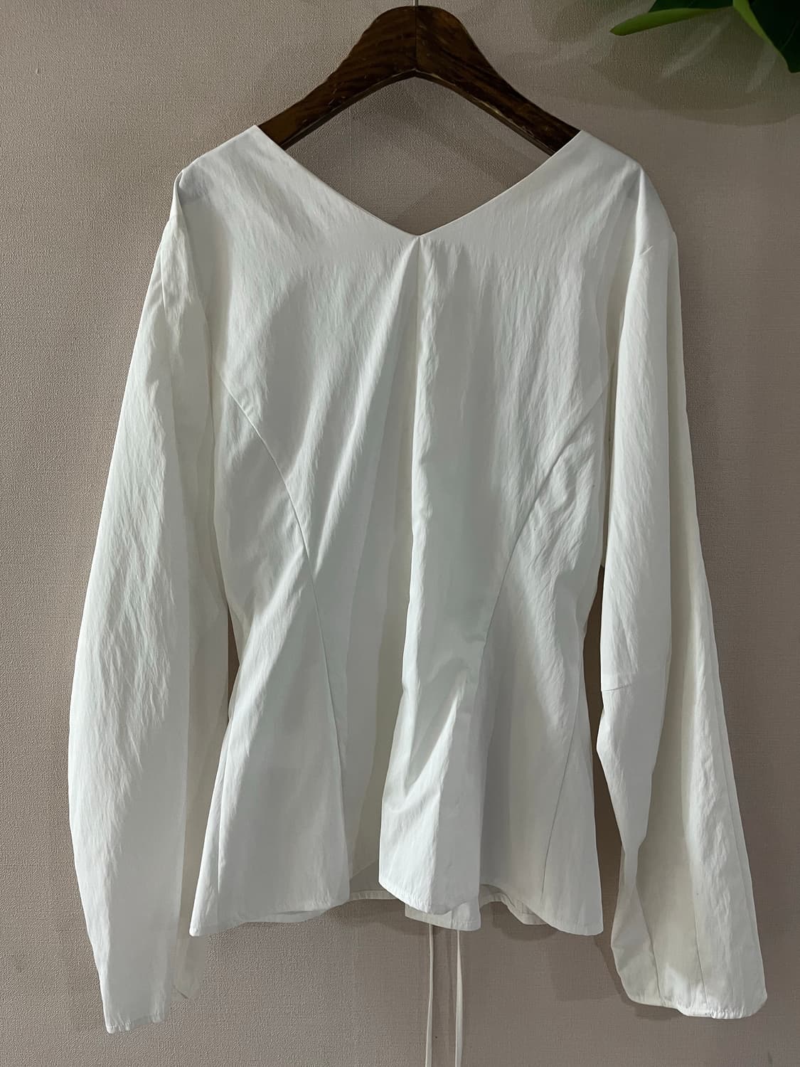 트리밍버드 네크라인스트랩블라우스(화이트) 상품이미지6