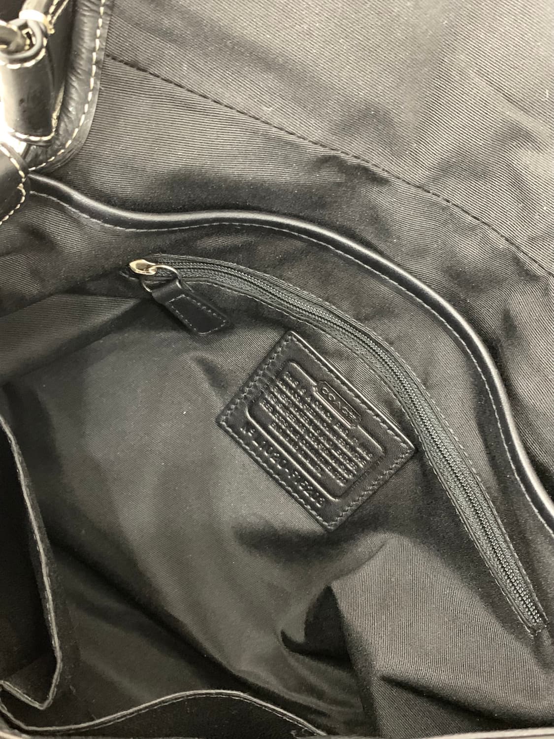 데일리템 🖤 Coach 올블랙 숄더백 상품이미지7
