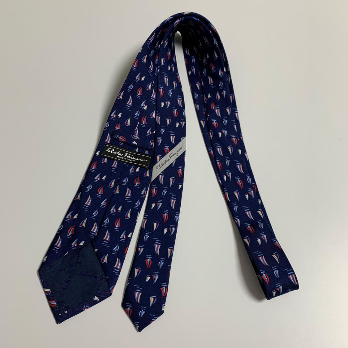 살바토레 페레가모 네이비 클래식 명품넥타이 새상품급 7.8cm 상품이미지9