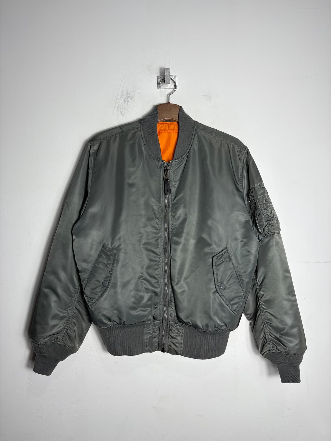 알파 인더스트리 ma-1 양면 항공점퍼 건메탈 상품이미지1