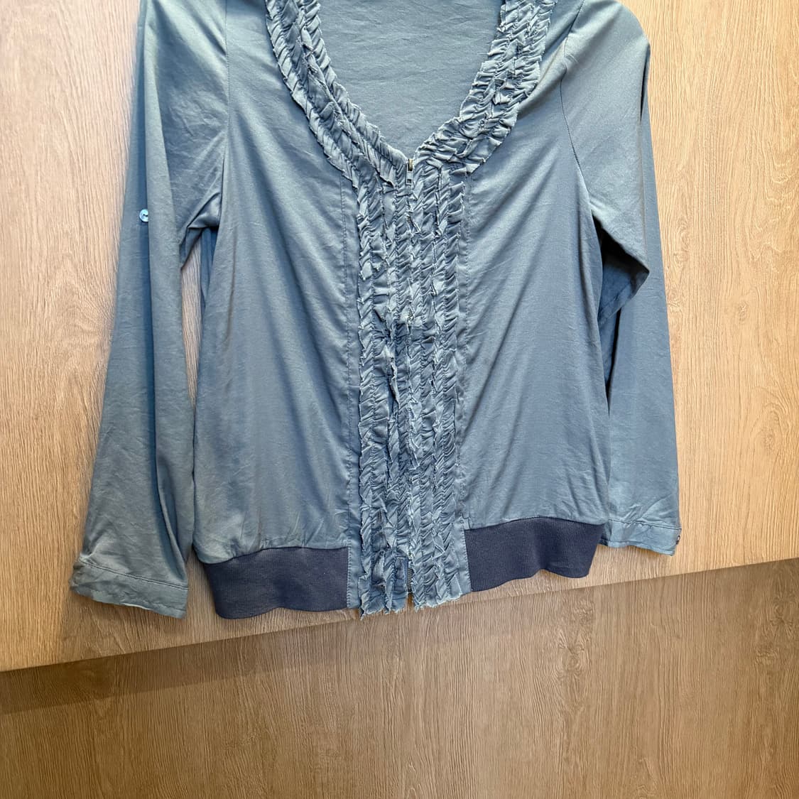 빈티지 브이넥 롱슬리브 집업 프릴 트리밍 디테일 레귤러핏 다크 그레이 상품이미지4