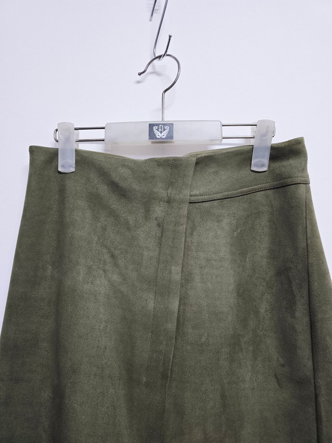 지컷 카키 언발란싱 스웨이드 랩 스커트 상품이미지2