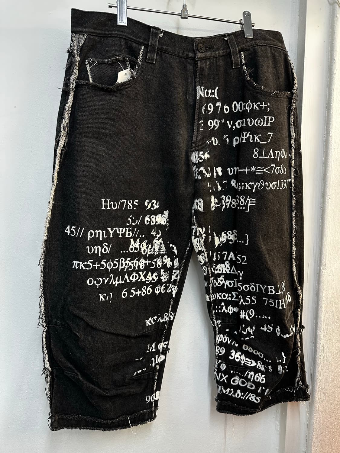 흑청 데님 절개 레터링 7부 팬츠 상품이미지3