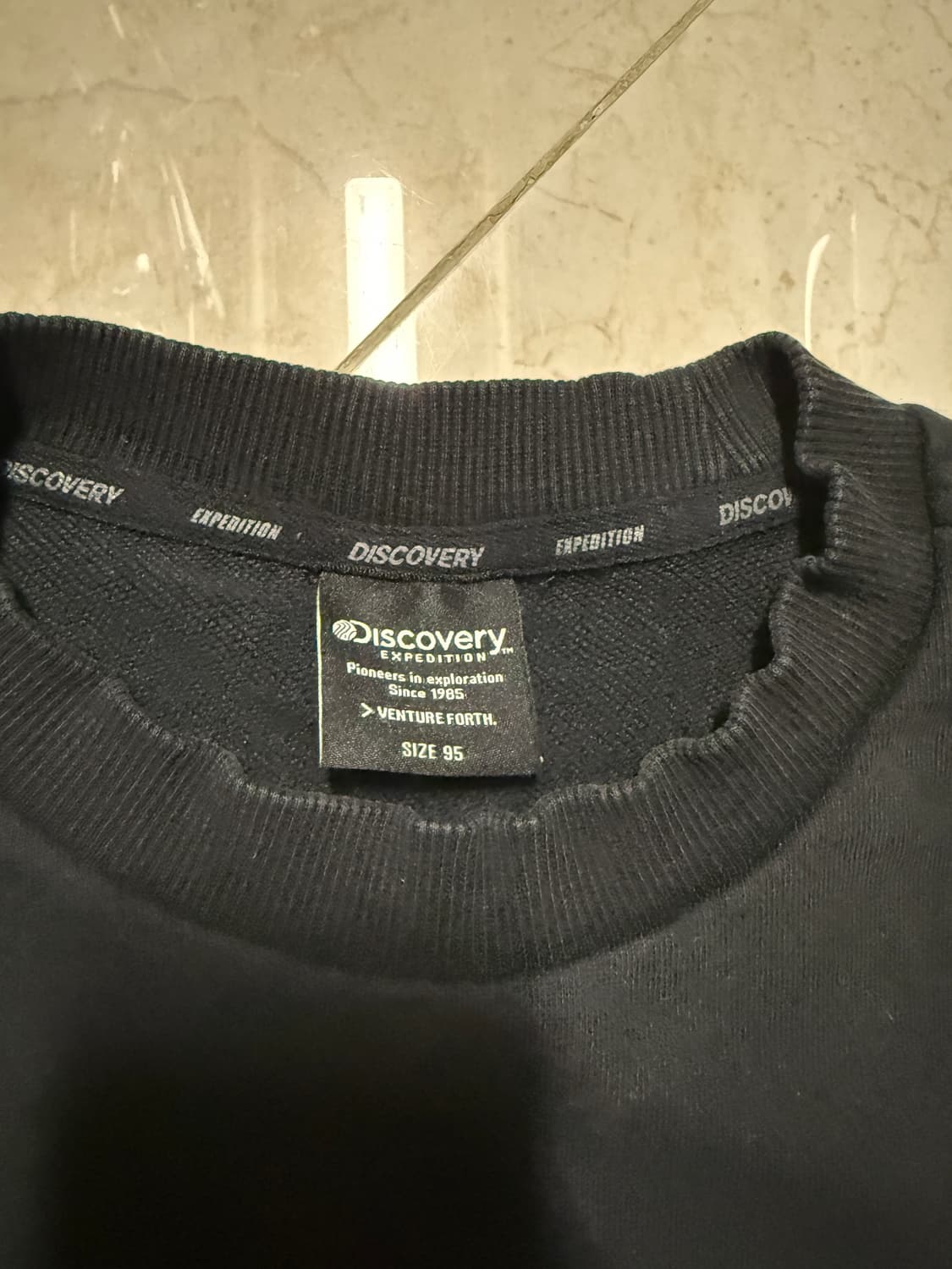 디스커버리 검정 맨투맨 티셔츠 상품이미지2