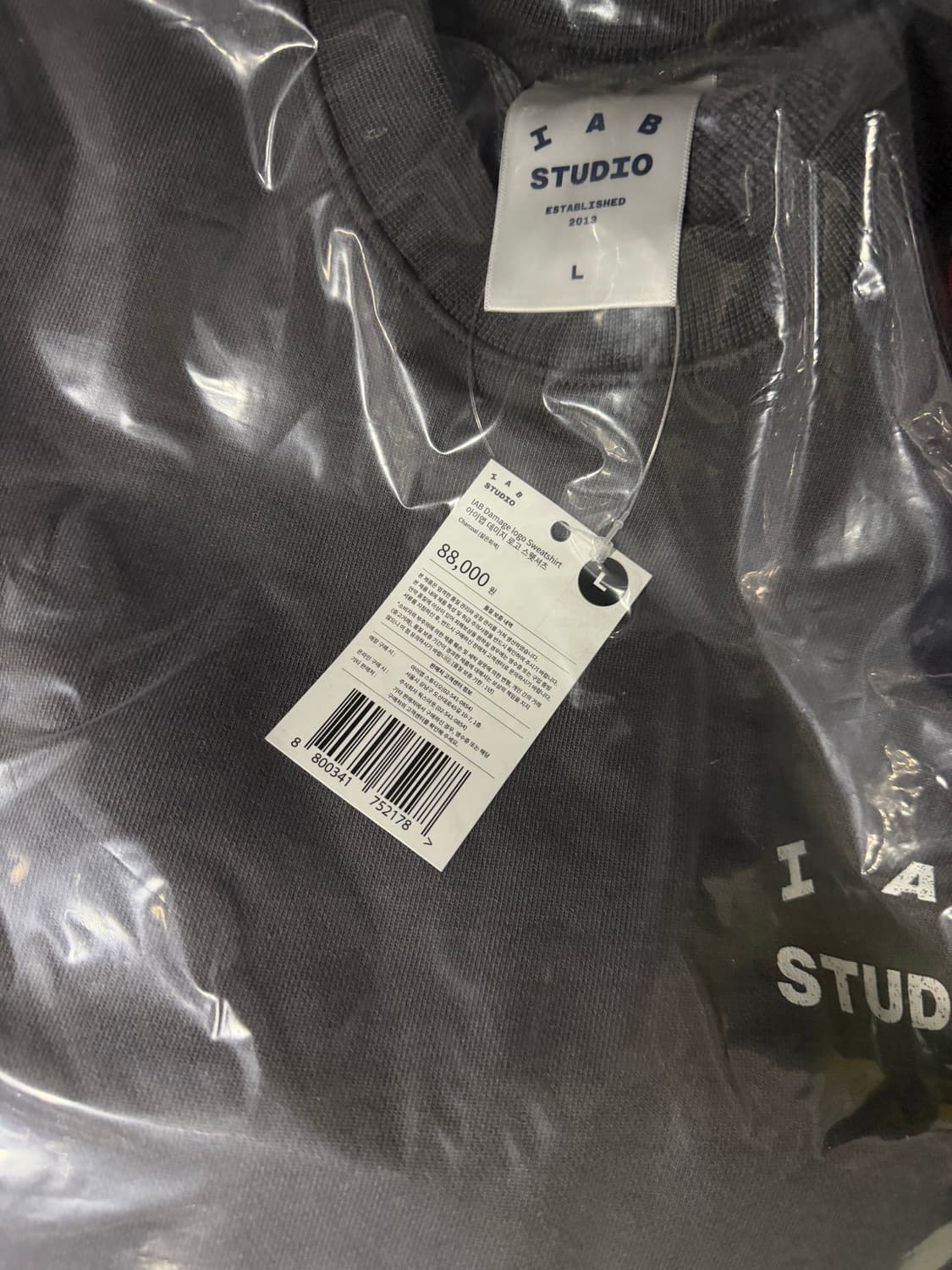 아이앱 스튜디오 데미지드 로고 스웨트셔츠차콜 새상품 판매합니다 상품이미지3