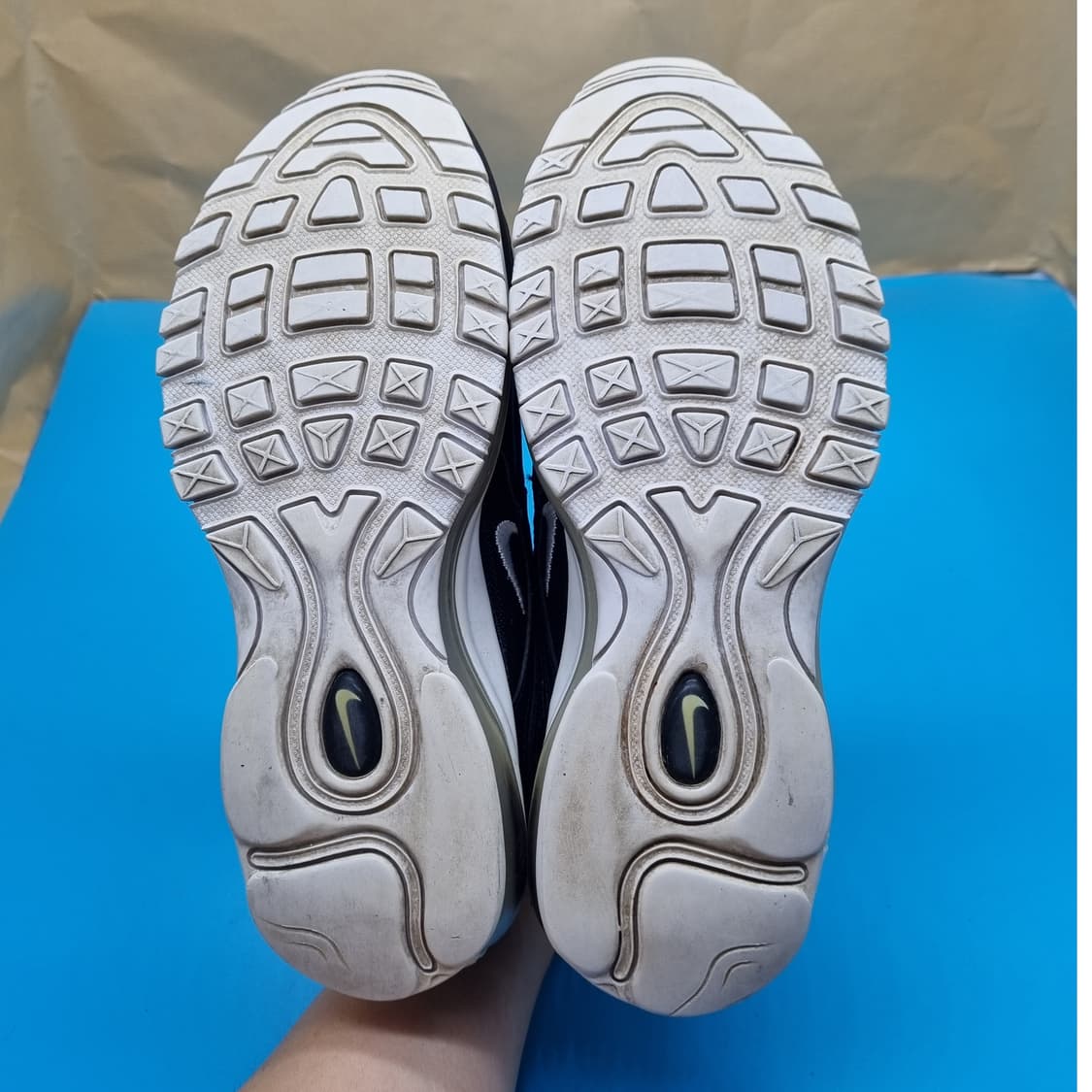 나이키 에어맥스 97 검흰 여성  운동화235 상품이미지3