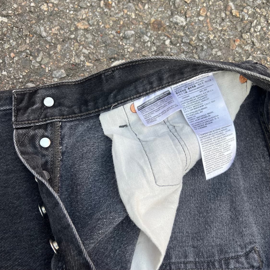 33  리바이스 501 블랙 데님 팬츠입니다 상품이미지4