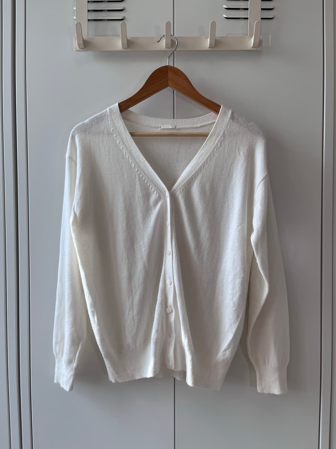 GU 화이트 브이넥 루즈 가디건 상품이미지4